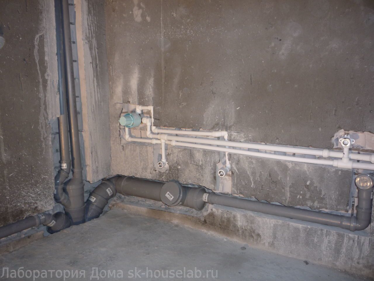Водопроводные и канализационные трубы зарывают. Прокладка канализационных 110 труб в стене в ванной. Канализационная труба в стене. Прокладка труб водоснабжения в стене. Укладка труб в стену.